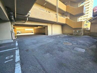 敷地内駐車場外観