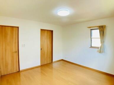 「2F東側洋室」約8帖のお部屋です。