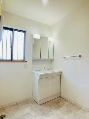 「脱衣所」洗面台は3面鏡タイプに新品交換しております。