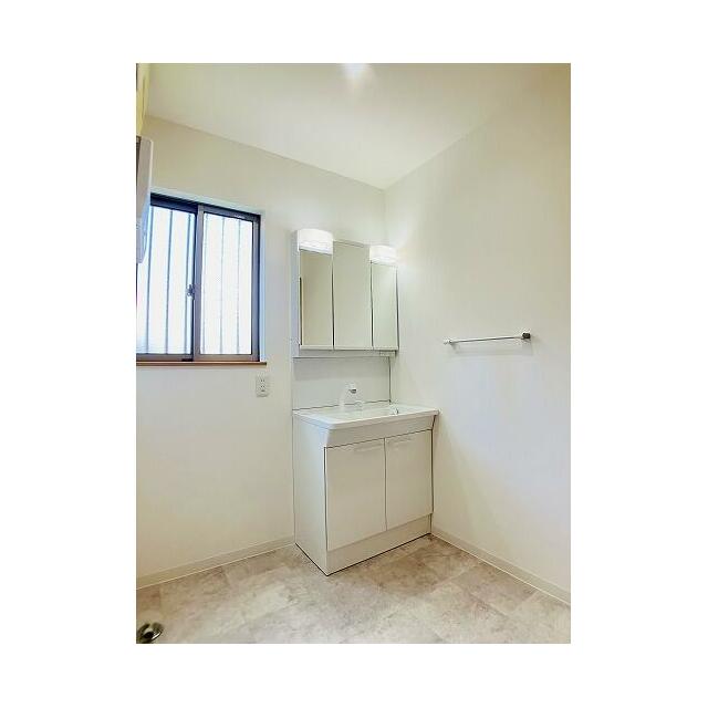 「脱衣所」洗面台は3面鏡タイプに新品交換しております。