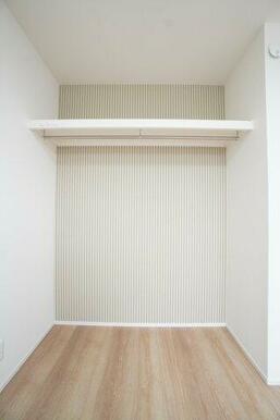 アクセントクロスを使用することで部屋の雰囲気を明るくする効果もあります。