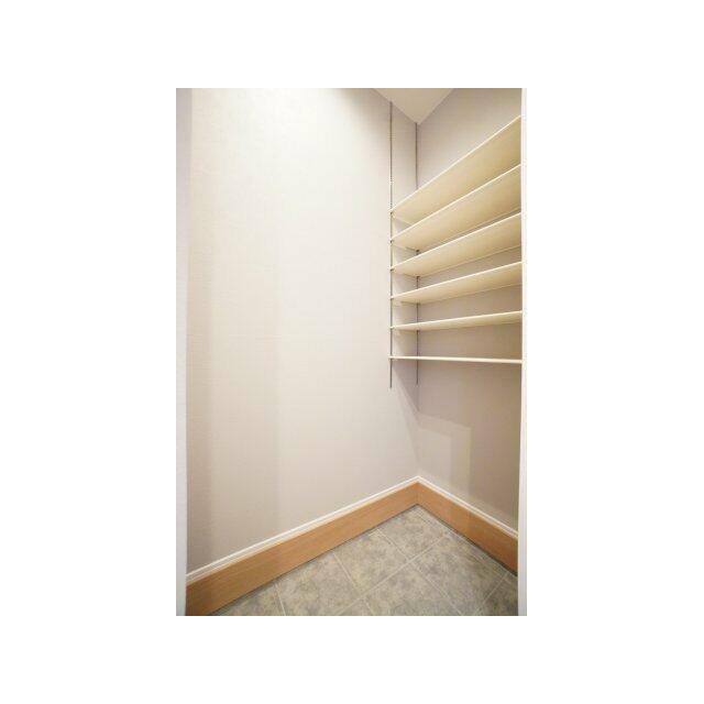 靴だけでなく、アウトドア用品やベビーカーなども置けるシューズクローク。