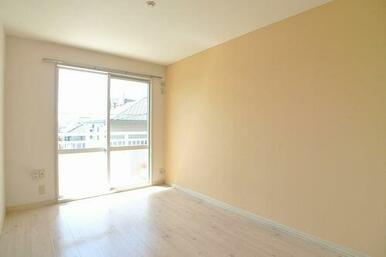 南に面し明るい洋室　アクセントクロスでオシャレ度ＵＰ♪