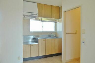 明り取りが付いたキッチン　匂い対策にもなってます　　上部に棚収納も付いていて煩雑になりがちなキッチ…