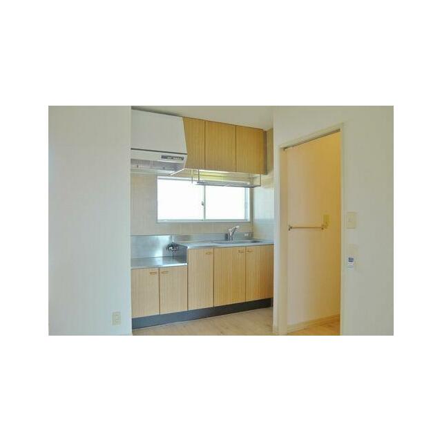 明り取りが付いたキッチン　匂い対策にもなってます　　上部に棚収納も付いていて煩雑になりがちなキッチ…