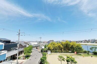 眺望：ルーフバルコニーからは開けた景色を楽しめます。