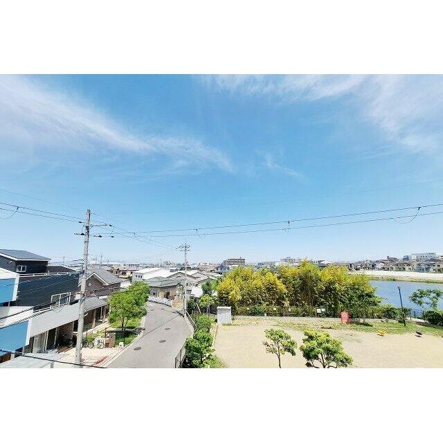 眺望：ルーフバルコニーからは開けた景色を楽しめます。