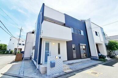 外観：日当たり・通風良好な角地一戸建て。
