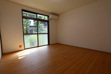 洋室８帖ございます