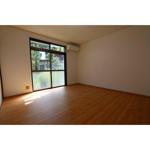 洋室８帖ございます