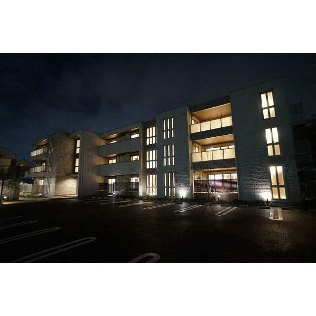 【夜間】夜間は室内と共用部の照明が鮮やかに光っている敷地です。