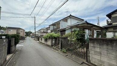 南東道路に面し、日当たりの良さが際立つ立地です。周辺は落ち着いた住宅街で、穏やかな暮らしが叶います。