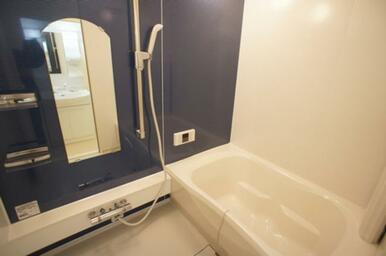 【浴室】　おしゃれなアクセントパネルにゆったりサイズの浴槽で快適なバスタイムを。