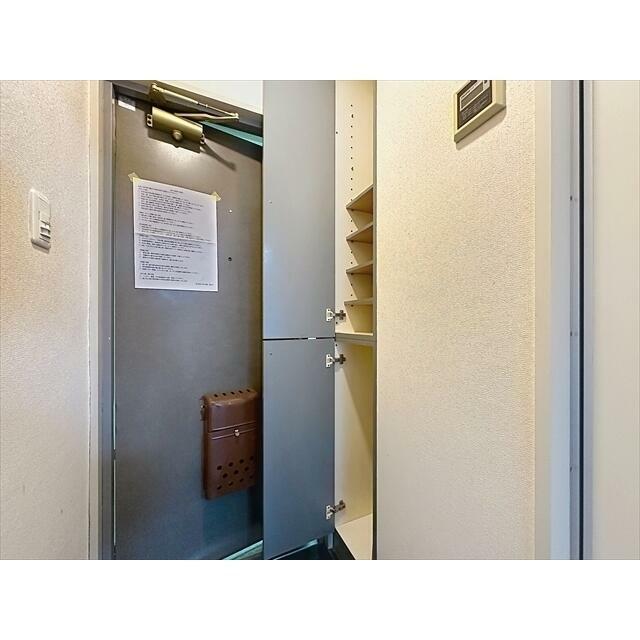 玄関脇にシューズＢＯＸもあります