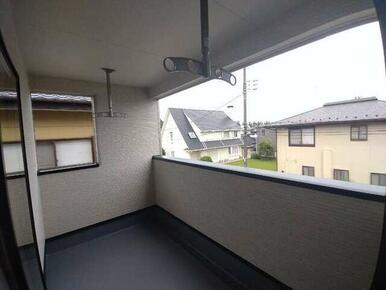 洗濯物や布団をたっぷり干せるのがうれしいバルコニー