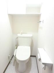 温水洗浄暖房便座と上部に整理棚のあるトイレ