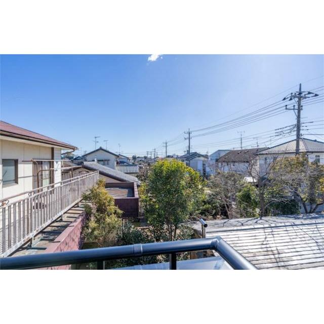２Ｆからの眺望です。戸建てが建ち並ぶ場所なので、視界を遮るような高い建物がなく遠くまで見渡せます。