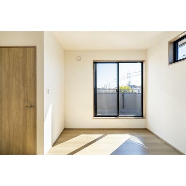 主寝室７．２帖からバルコニーに出られます。高窓からも優しく光を取り込めます。