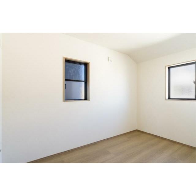 西側の洋室５帖です。東側の洋室と合わせてお子様の部屋としてもご利用いただけます。
