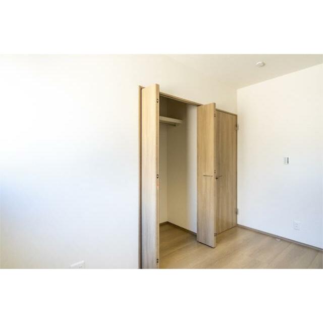 西側の洋室５帖です。クローゼットにはハンガーパイプと棚板付きで効率的に収納が出来ます。