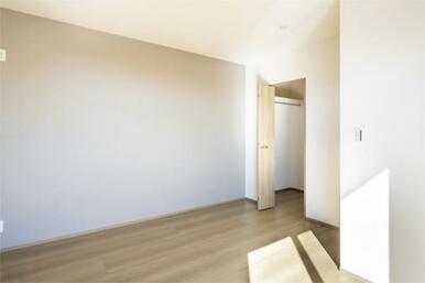 主寝室７．２帖は南と東に大きく開口部を設けています。二面採光で明るい部屋です。