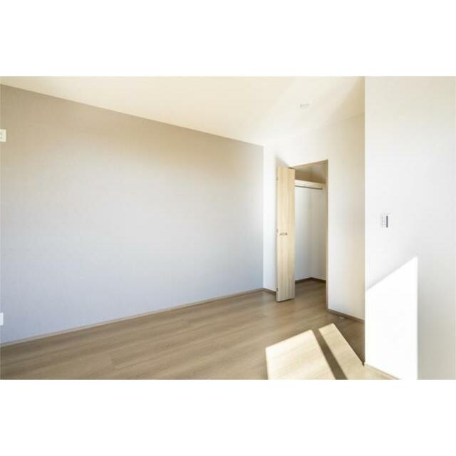 主寝室７．２帖は南と東に大きく開口部を設けています。二面採光で明るい部屋です。