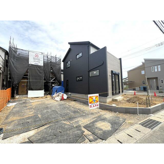 【外観写真】落ち着いた印象の外観デザインを採用。ワイドバルコニーや全居室収納付きのゆとりある住まいで