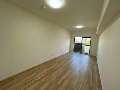 北東側洋室約１０．５帖「２部屋だった部屋を１部屋にし、広々とした洋室になっています」