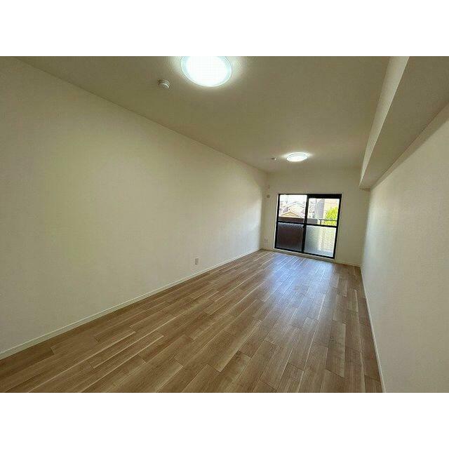 北東側洋室約１０．５帖「２部屋だった部屋を１部屋にし、広々とした洋室になっています」
