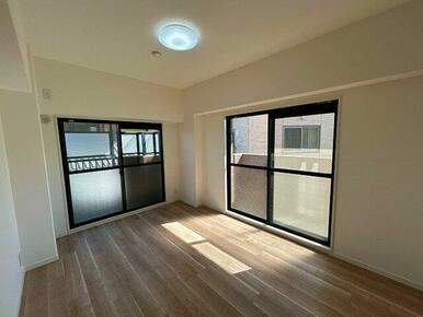 南西側洋室約７．１帖「角部屋で日差しが入りやすい部屋になっています」