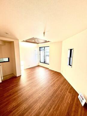 リビングはお気に入りのソファやクッションでくつろげる空間に（1号棟）