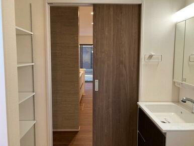 クローゼットや本棚、趣味の保管庫と自由に活用できる収納空間（5号棟）