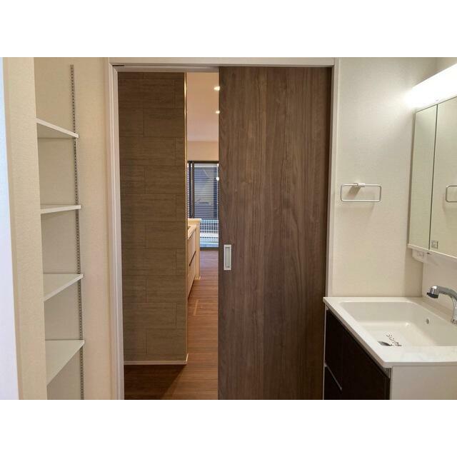 クローゼットや本棚、趣味の保管庫と自由に活用できる収納空間（5号棟）