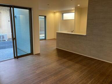 家具の配置で個性が光るリビング（5号棟）