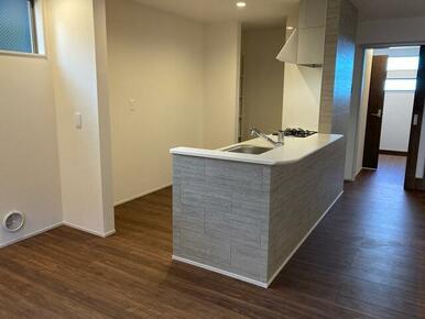 植物やお花で飾って部屋全体の印象を作るのも有り（5号棟）