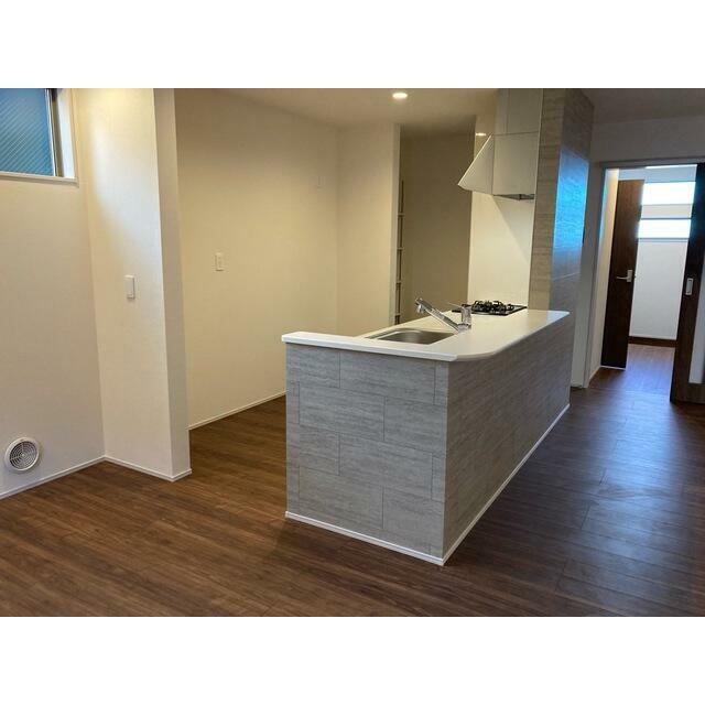 植物やお花で飾って部屋全体の印象を作るのも有り（5号棟）