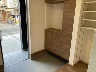 開ければ広がる、閉じれば落ち着く玄関（2号棟）