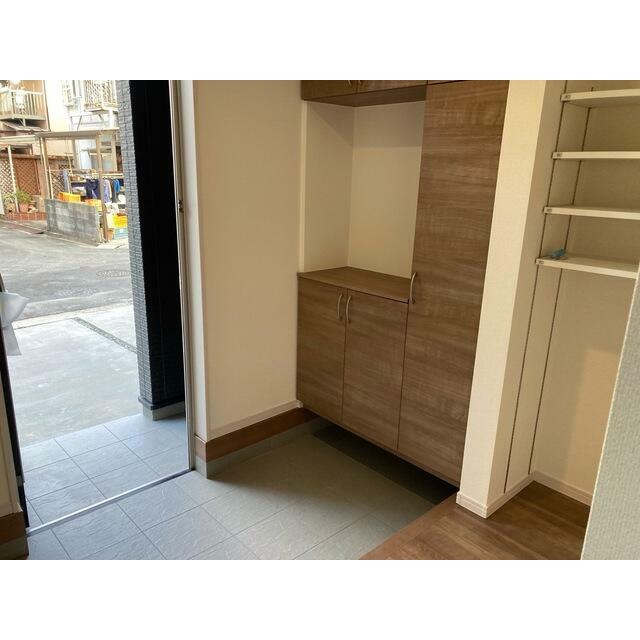 開ければ広がる、閉じれば落ち着く玄関（2号棟）