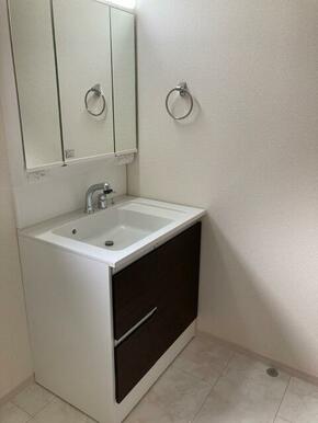 お化粧やヘアセットが楽しくなる洗面スペース（2号棟）