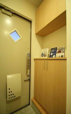 玄関　上下セパレートタイプのシューズボックスを採用