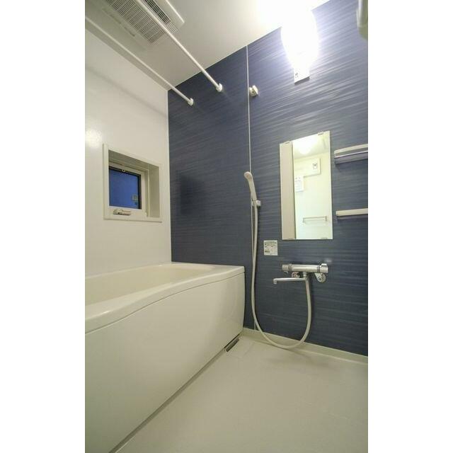 浴室　アクセントパネル採用、浴室乾燥暖房機設置。