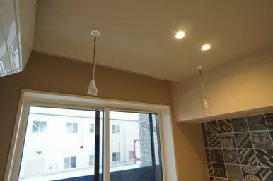 ＬＤＫには室内物干しの設置がございます。