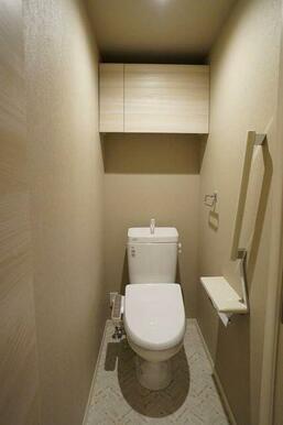 洗浄機能付き暖房便座を設置、上部には吊戸棚がございます。