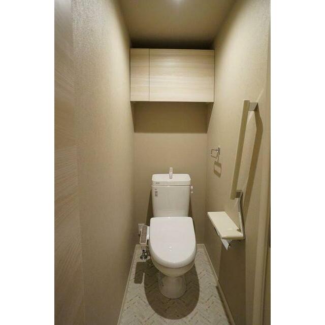 洗浄機能付き暖房便座を設置、上部には吊戸棚がございます。