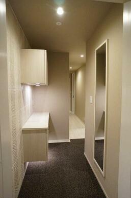 玄関には姿見の設置がございます。