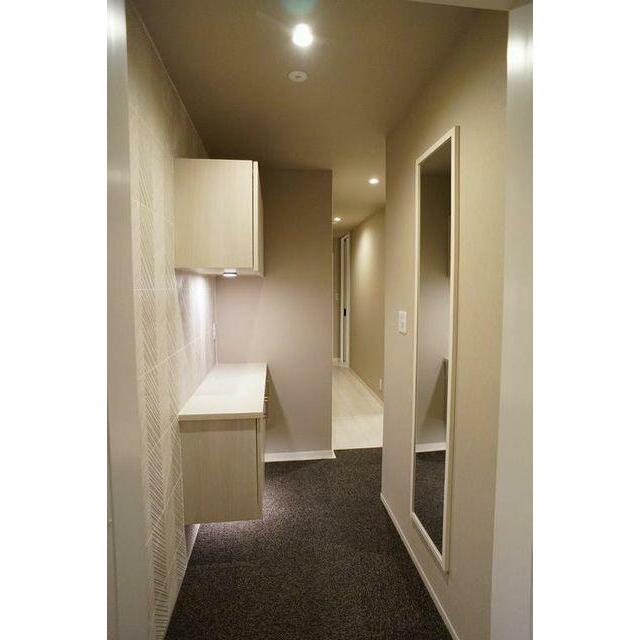 玄関には姿見の設置がございます。