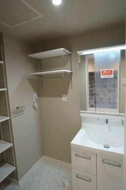洗髪洗面化粧台を設置、洗濯機置き場上部には棚が２段ございます。