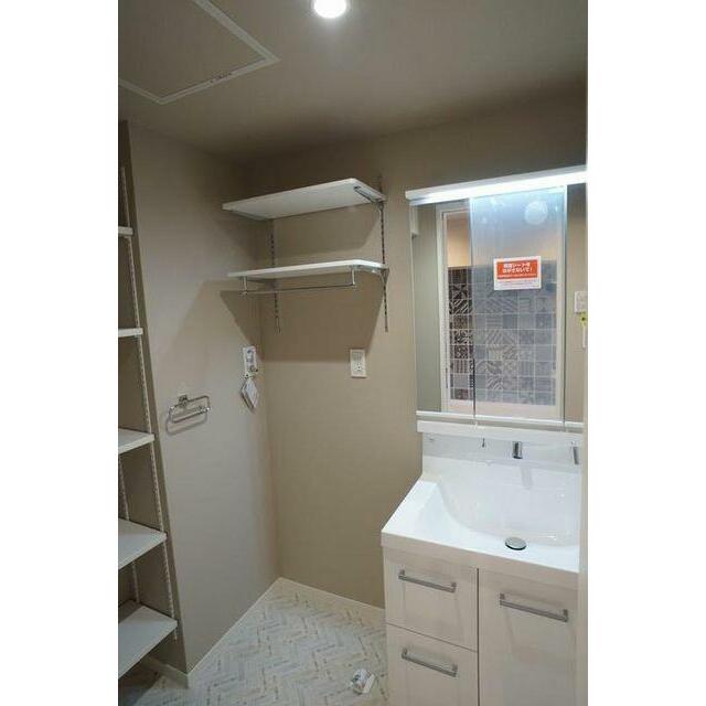 洗髪洗面化粧台を設置、洗濯機置き場上部には棚が２段ございます。