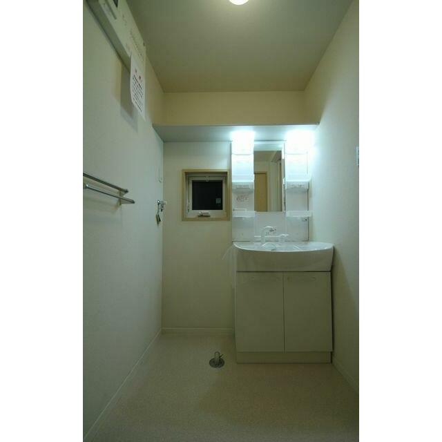 洗面所　洗髪洗面化粧台を設置、上部には棚がございます。