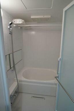 浴室乾燥暖房機設置、シャワーはスライドバーを採用しており高さの調整が可能です。